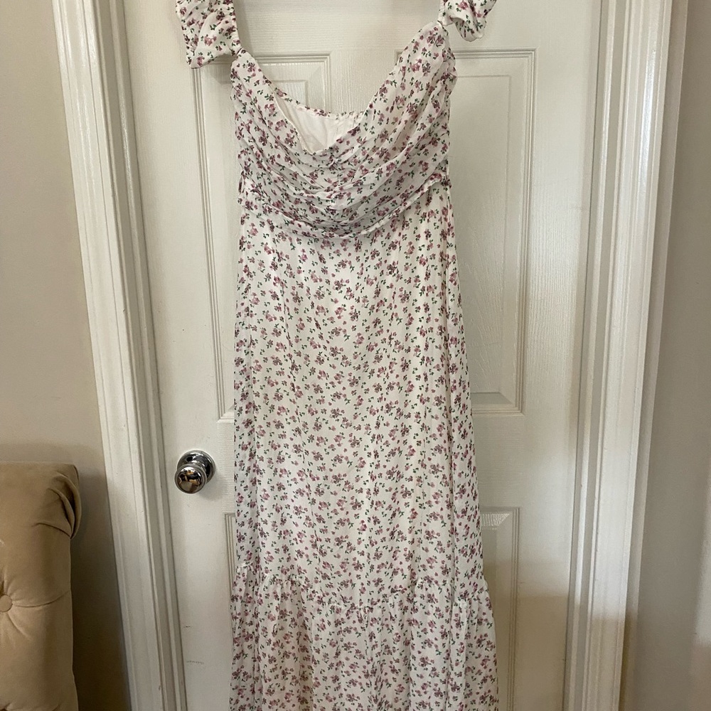 Beautiful floral off the shoulder dress. Size Large